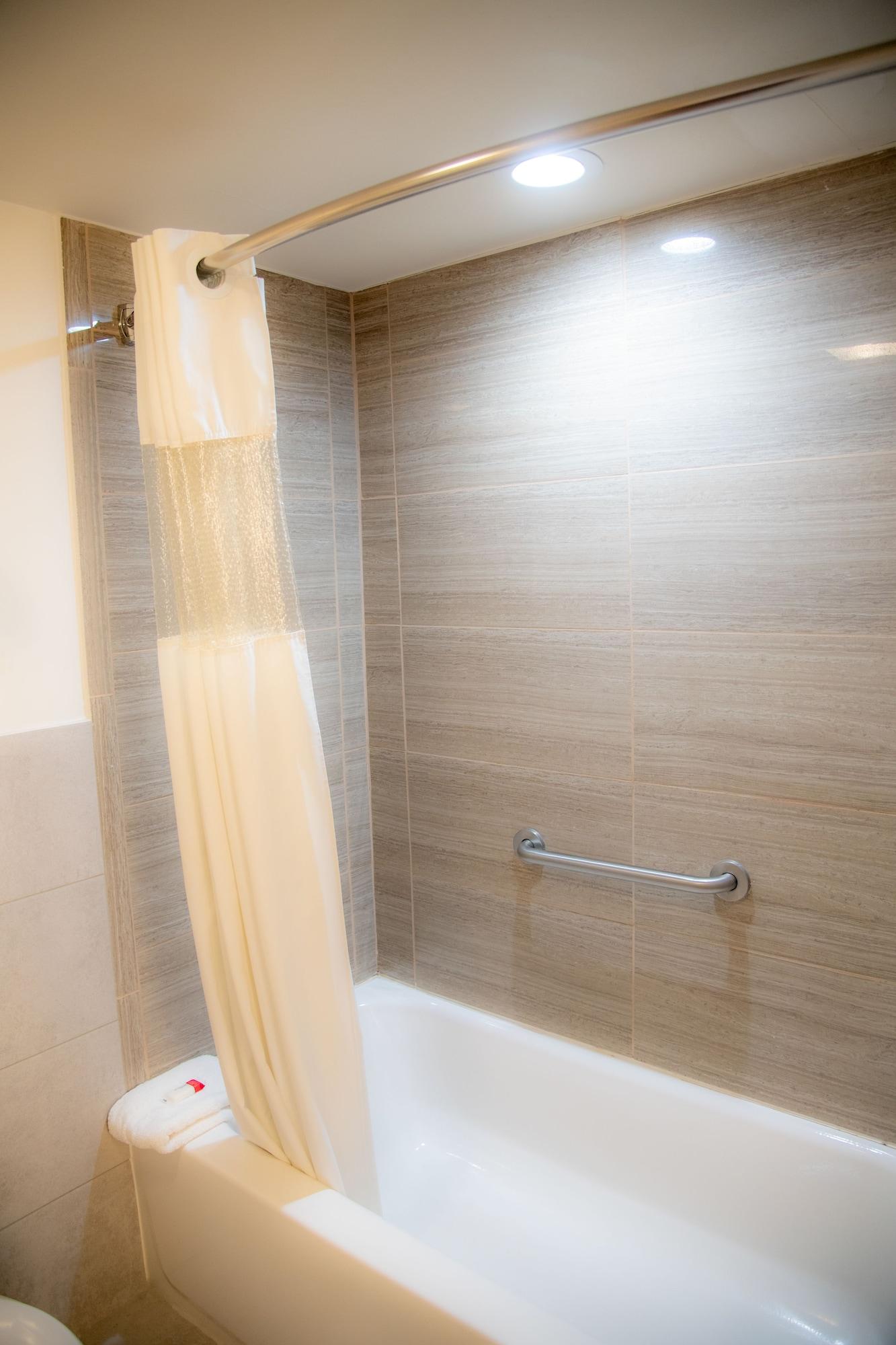 Howard Johnson By Wyndham Allentown/Dorney Hotel & Suites מראה חיצוני תמונה